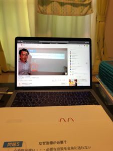 自宅で受講できるので子どもが騒いでも気にしないでできて良かったです（マナビツクセ）